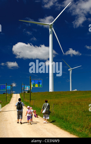 Familienausflug zum Windpark auf dem Mont Crosin auf ein Sommer Tag, Jura-Gebirge, Schweiz Stockfoto