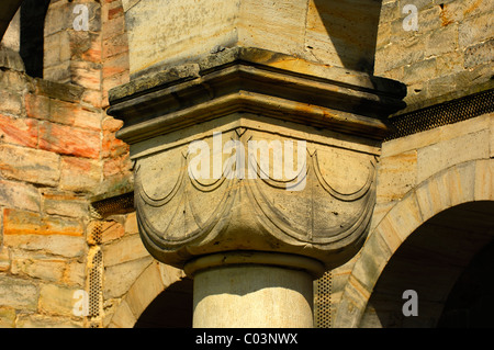 Runde Säule mit einem romanischen Kapital, Ruinen des Klosters Paulinzella, Rottenbachtal, Thüringen, Deutschland Stockfoto