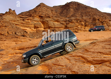 Off-Road-Fahrzeug vorbei in einen steilen Felsen-Passage, Acacus Berge, Wüste Sahara, Libyen Stockfoto