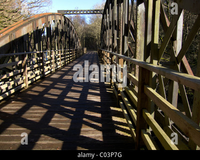 Schatten auf einer Holzbrücke, Teil der ehemaligen Penrith Keswick-Eisenbahnlinie, die jetzt als ein Fußweg von Touristen genutzt. Stockfoto