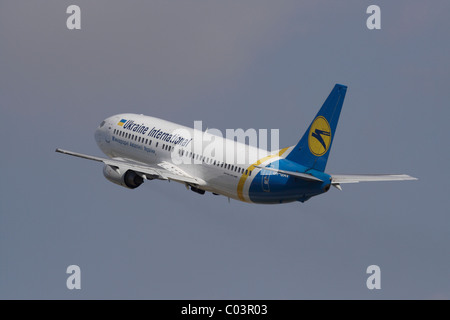 Ukraine International Airlines Boeing 737-400 bei der Abreise Stockfoto