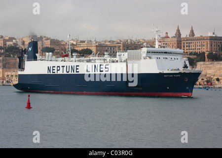 Die reine Autotransporter der LKW Neptun Ploes ausgehend von Malta Stockfoto