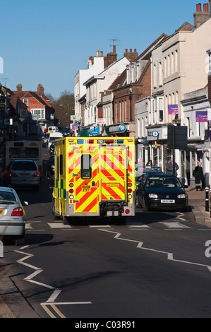 Krankenwagen stecken im Stau In einer engen High-Straße Stockfoto