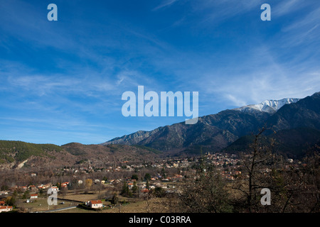 Vernet-Les-Bains, und eine Ansicht des Canigou, der höchste Berg in den östlichen Pyrenäen, Frankreich. Stockfoto