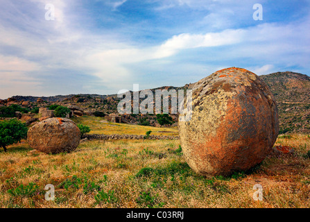 Surreale Landschaft mit riesigen, runden und glatten Felsen nahe Volax (oder "Volakas") Dorf, Insel Tinos, Kykladen, Griechenland Stockfoto