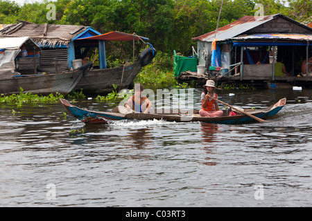 Schwimmende Dorf Chong Kneas, See Tonle Sap, in der Nähe von Siem Reap, Kambodscha, Indochina, Südostasien, Asien Stockfoto