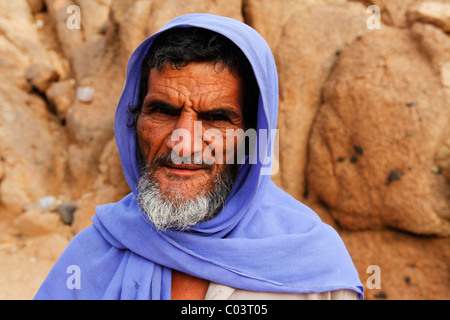 Das Gesicht eines Mannes der Beduinen in der Wüste Sinai in der Nähe der ägyptischen Ferienort Sharm El Sheikh. Stockfoto