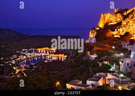 Die Hora ("Hauptstadt") Insel Cythera (oder "Kythira") auf der linken und Kapsali Dorf im Hintergrund, in der Nacht. Griechenland Stockfoto