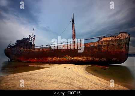 Die "Dimitrios' Schiffbruch in Glyfada (auch bekannt als" Valtaki") Strand, in der Nähe von Gythio Stadt, Mani, Lakonia, Griechenland. Stockfoto
