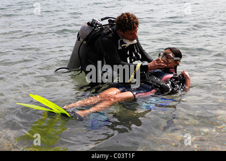 Ein Tauchlehrer mit einer Schülerin in Sharm El Sheikh, Ägypten. Stockfoto