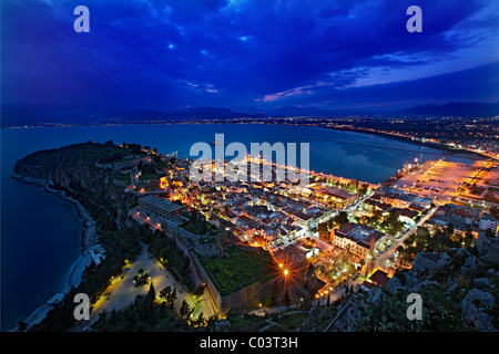 Panorama der Stadt Nafplio und dem Argolischen Golf von Palamidi Burg, in der "blauen" Stunde. Peloponnes, Griechenland Stockfoto