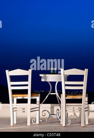 Ein schönes Café mit Terrasse direkt über der Caldera des Vulkans Santorin in Firostefani Dorf. Griechenland Stockfoto