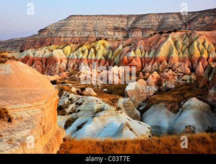 Große Auswahl an Formen, Formen und Farben in der Landschaft von Kappadokien, Nevsehir, Türkei. Aufgenommen während einer Ballonfahrt Stockfoto