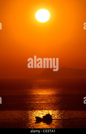 Ein Fischerboot nach Santorin Sonnenuntergang. Foto vom Dorf Oia. Kykladen, Griechenland Stockfoto