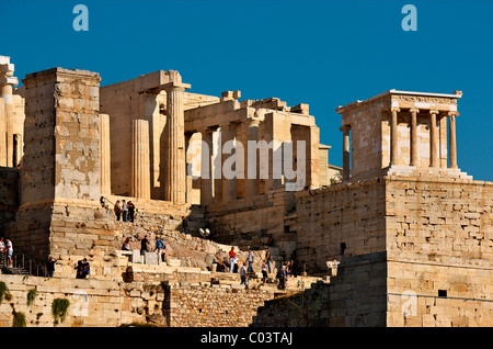 Die Propyläen der Akropolis von Athen mit der Tempel der Athena Nike auf der oberen rechten Seite. Athen, Griechenland Stockfoto