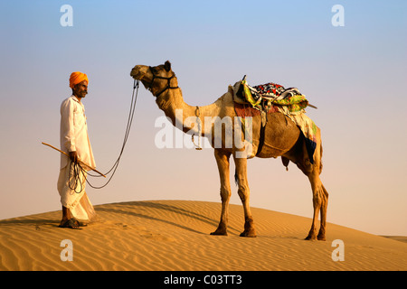 Indien, Rajasthan, Rajput Stammesangehörige und Kamel in der Wüste Thar Stockfoto