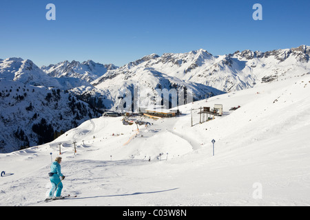 St. Anton am Arlberg, Tirol, Österreich, Europa. Skifahrer am blauen laufen R13 am Rendl Skigebiet Pisten in den österreichischen Alpen Stockfoto