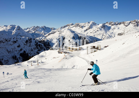 St. Anton am Arlberg, Tirol, Österreich Skifahrer auf blauen laufen R13 am Rendl ski Schnee Berghänge in den österreichischen Alpen Stockfoto