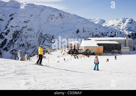 Rendl Skigebiet mit Skifahrer auf Schnee Pisten über Rendlbeach Restaurant in Österreichische Alpen. St. Anton am Arlberg, Tirol, Österreich. Stockfoto