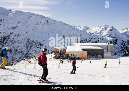 St. Anton am Arlberg, Tirol, Österreich. Rendl Skigebiet mit Skifahrer auf Schnee Pisten von Rendlbeach Restaurant in Österreichische Alpen Stockfoto