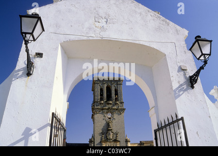 Tor zur Kirche Santa Maria De La Asuncion am Hügel Stadt von Arcos De La Frontera, Ruta de Los Pueblos Blancos, Andalusien, Spanien Stockfoto