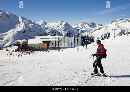 Rendl Skigebiet mit Skifahrer auf Schnee Pisten von Rendlbeach Restaurant in Österreichische Alpen. St. Anton am Arlberg, Tirol, Österreich. Stockfoto