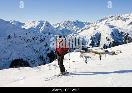 St. Anton am Arlberg, Tirol, Österreich. Rendl Skigebiet mit Skifahrer auf Schnee Pisten über Rendlbeach Restaurant in Österreichische Alpen Stockfoto