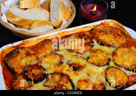 Aubergine Backen in einem Tontopf, Mijas Costa, Costa Del Sol, Provinz Malaga, Andalusien, Südspanien, Westeuropa. Stockfoto