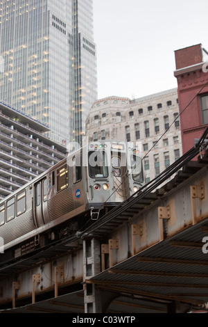 Der El-Zug in der Innenstadt von Chicago, IL Stockfoto