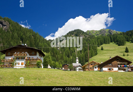 Penia ist ein kleines Dorf in der Nähe von Canazei im Val di Fassa, Trentino, Italien Stockfoto