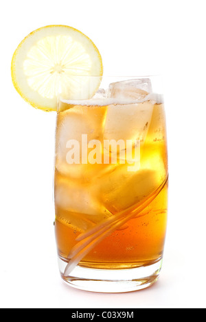 Ein Glas Eistee Zitrone, Getränk, isoliert auf weißem Hintergrund Stockfoto