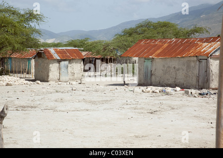 Haitianische Haus mit Blechdach und Bergen im Hintergrund Stockfoto