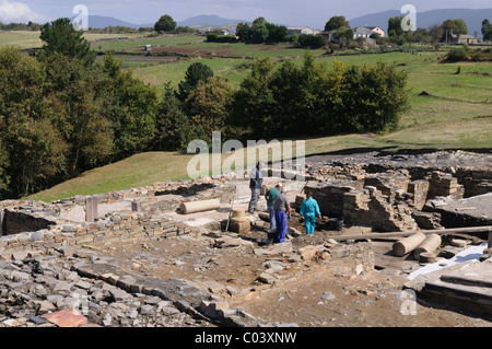 Arbeiten im Innenhof des "Domus" archäologische Stätte 'Chao Samartin' Asturien Spanien Stockfoto