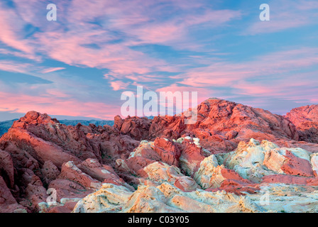 Sonnenaufgang Wolken und bunten Steinen im Valley of Fire State Park, Nevada Stockfoto