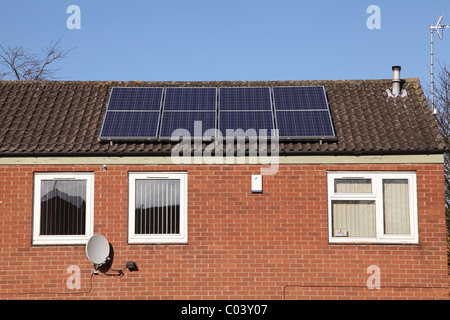 Sonnenkollektoren auf einem Gemeinderat für den sozialen Wohnungsbau in Nottingham, England, Vereinigtes Königreich Stockfoto
