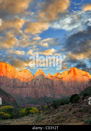 Tempel und Türme der Jungfrau Maria. Zion Nationalpark, Utah. Ein Himmel wurde hinzugefügt. Stockfoto