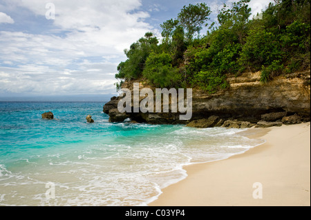 Mushroom Bay ist eine einsame, romantische tropischen Strand auf der Insel Nusa Lembongan, eine kurze Entfernung vom Festland Bali. Stockfoto