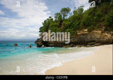 Mushroom Bay ist eine einsame, romantische tropischen Strand auf der Insel Nusa Lembongan, eine kurze Entfernung vom Festland Bali. Stockfoto