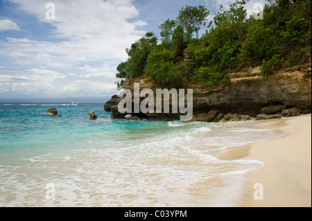 Mushroom Bay ist eine einsame, romantische tropischen Strand auf der Insel Nusa Lembongan, eine kurze Entfernung vom Festland Bali. Stockfoto