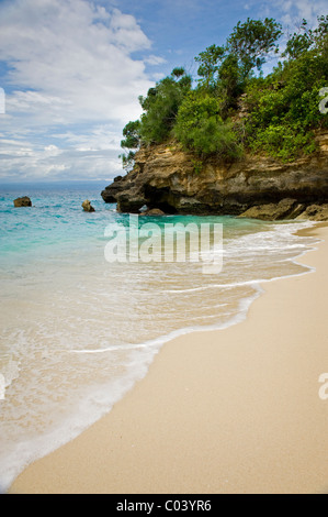 Mushroom Bay ist eine einsame, romantische tropischen Strand auf der Insel Nusa Lembongan, eine kurze Entfernung vom Festland Bali. Stockfoto