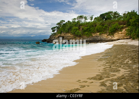 Mushroom Bay ist eine einsame, romantische tropischen Strand auf der Insel Nusa Lembongan, eine kurze Entfernung vom Festland Bali. Stockfoto