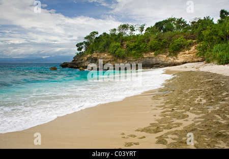 Mushroom Bay ist eine einsame, romantische tropischen Strand auf der Insel Nusa Lembongan, eine kurze Entfernung vom Festland Bali. Stockfoto