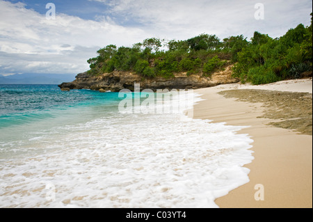 Mushroom Bay ist eine einsame, romantische tropischen Strand auf der Insel Nusa Lembongan, eine kurze Entfernung vom Festland Bali. Stockfoto