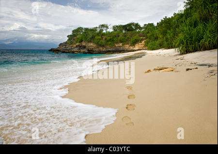 Mushroom Bay ist eine einsame, romantische tropischen Strand auf der Insel Nusa Lembongan, eine kurze Entfernung vom Festland Bali. Stockfoto