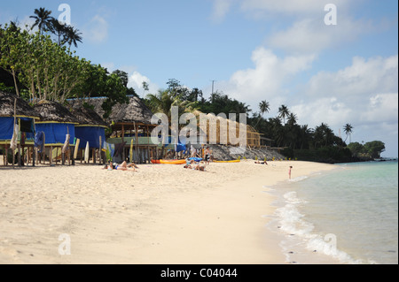 Urlauber am Strand von The Taufua Beach Fales, Lalomanu, West-Samoa Stockfoto