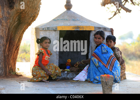 Mutter mit Kindern eine Puja Andhra Pradesh in Indien Stockfoto