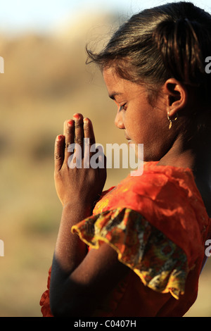 Kleine Mädchen machen Gebete Andhra Pradesh in Indien Stockfoto