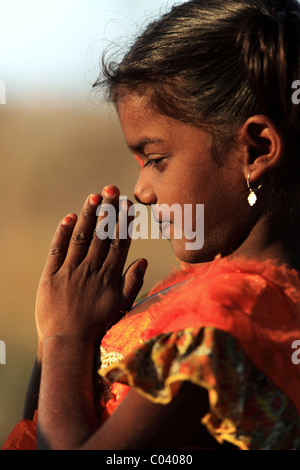 Kleine Mädchen machen Gebete Andhra Pradesh in Indien Stockfoto