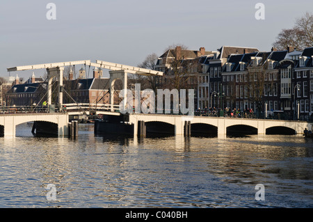 Brücke über einen Kanal in Amsterdam Stockfoto