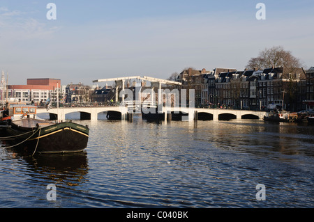 Brücke über einen Kanal in Amsterdam Stockfoto